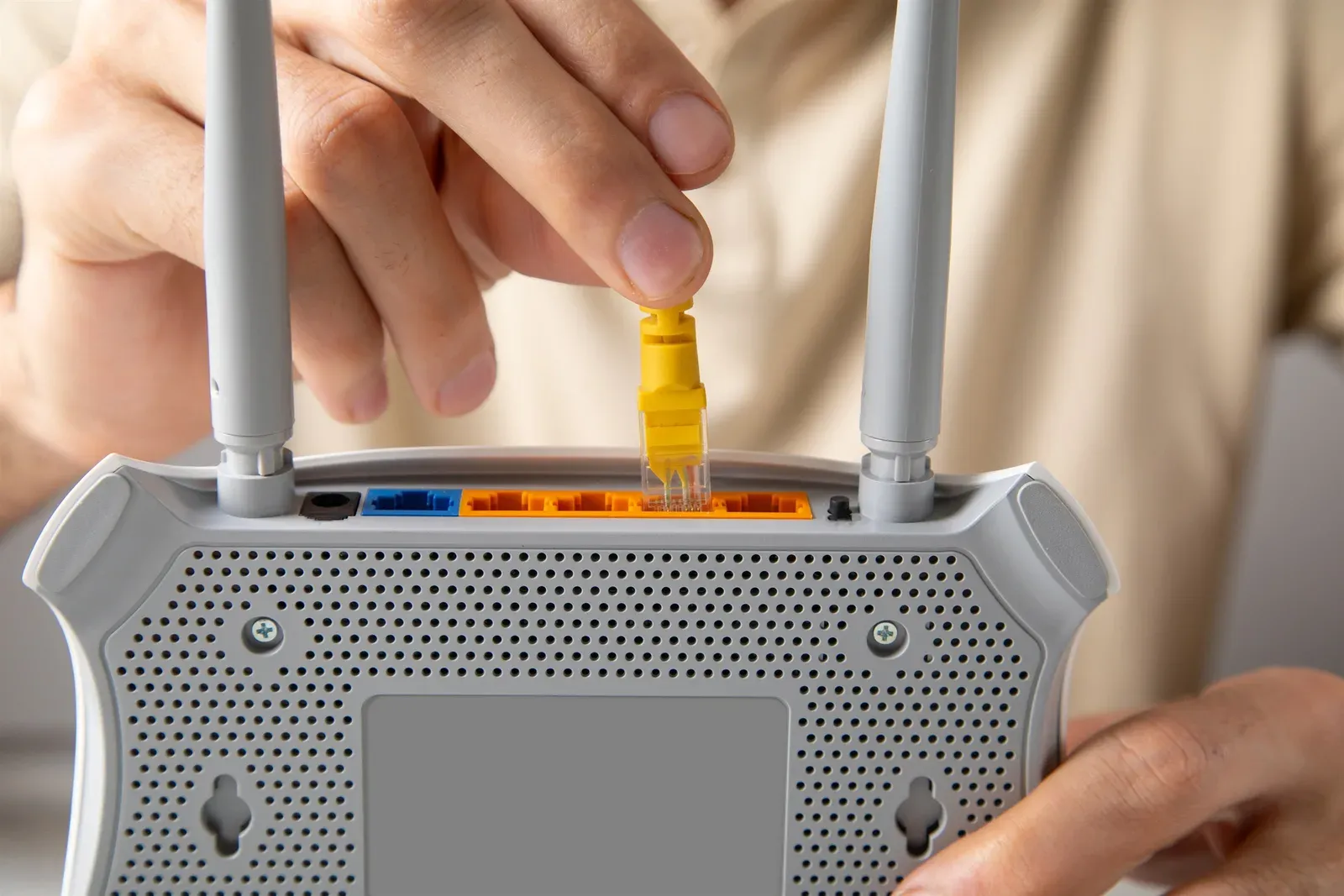Ranka jungia geltoną Ethernet kabelį į maršrutizatoriaus LAN lizdą